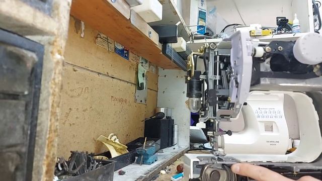 Швейная машинка не шьет? Не крутится челнок? Есть простой способ устранить неисправность. смотреть онлайн