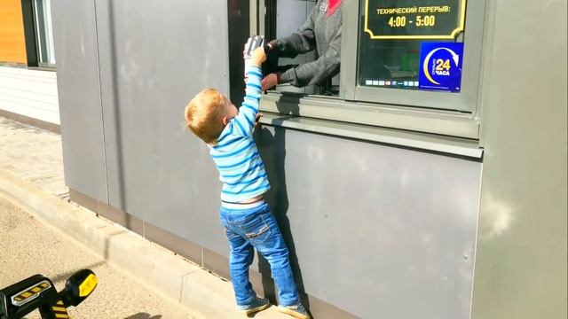 Кирилл сам делает заказ в МакАвто в Макдональдс смотреть онлайн
