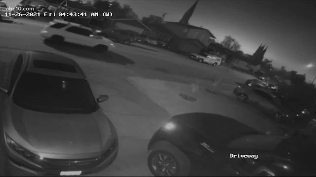 Real-life Grinch caught on camera in Lodi stealing Christmas decorations смотреть онлайн