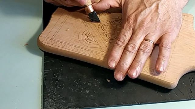 Как геометрической резьбой украсить разделочные доски Для начинающих. смотреть онлайн