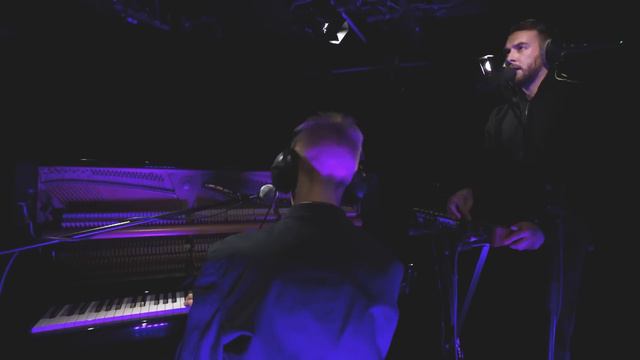 HONNE - Loud Places (Jamie xx Cover) - Radio 1's Piano Sessions смотреть онлайн