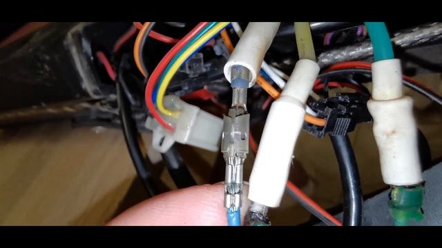 отсоединяю мотор и ставлю новую покрышку. смотреть онлайн
