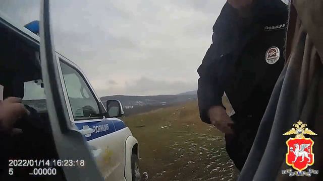 В Крыму полицейские не дали девушке спрыгнуть со скалы смотреть онлайн