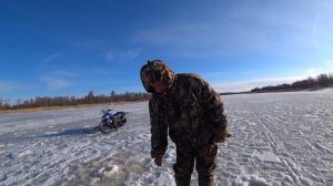 Рыбалка Попал на ВЫХОД Окуня! Ловля крупного окуня на мормышку. Последний лёд