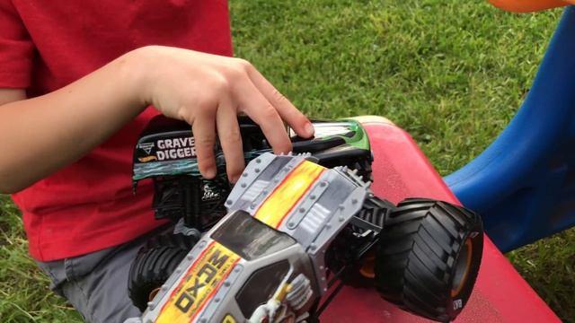 Monster Jam MAD SCIENTIST Beaker Creatures: Dogs into Dragons! GRAVE DIGGER, Max D, CAPTAIN AMERICA смотреть онлайн