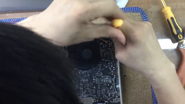 Hướng dẫn thay mặt kính Macbook Pro A1286 смотреть онлайн