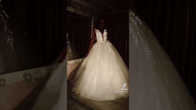 Полюбившиеся многим светоотражающие свадебные платья смотреть онлайн