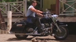 Билли Херрингтон катается на мотоцикле