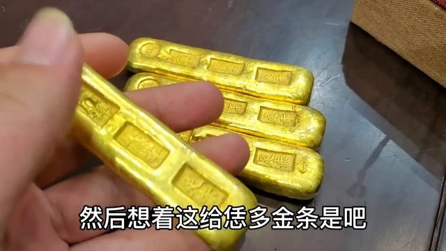 垃圾堆捡到价值百万金砖！一夜没合眼想着要发财，鉴宝结果很意外【小闫打铁镯】 смотреть онлайн