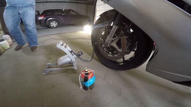 Как прокачать тормоза с ABS на мотоцикле-новый способ прокачки тормозной системы с АБС за пять мину смотреть онлайн