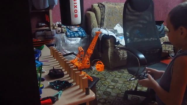 Играем в кран на пульте управления смотреть онлайн