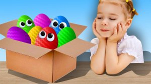 Маленькая ДЕВОЧКА открывает целую коробку Яйца Сюрприз с разными игрушками