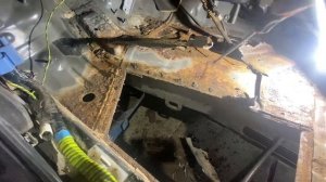 Lexus RX 350  Замена порогов, ремонт днища автомобиля.