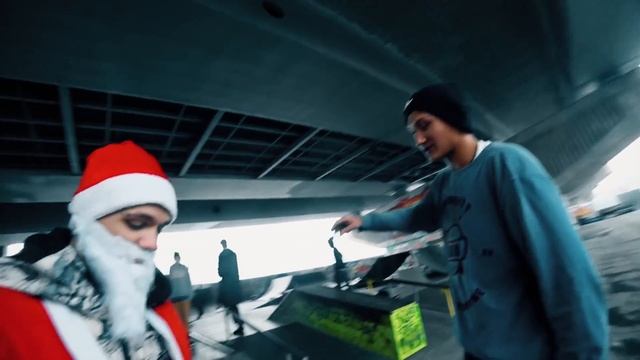 ДАРЮ ДЕНЬГИ ДЕТЯМ СКЕЙТЕРАМ ЗА КРУТЫЕ ТРЮКИ НА НОВЫЙ ГОД смотреть онлайн