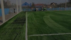 Засыпка кварцевого песка и резиновой крошки на футбольном поле