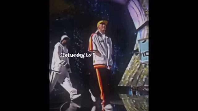 Eminem accepts an award from Christina aguilera 😅 смотреть онлайн