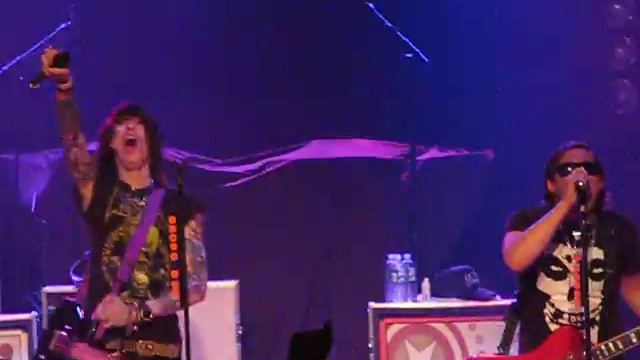 Trace cyrus jumping around смотреть онлайн
