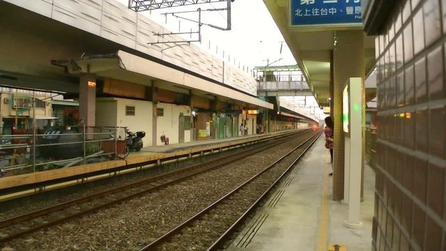 [HD] The Taiwan (TRA) up Daewoo EMU 500 (2622) and E1000 (136) at the Daqing Station смотреть онлайн