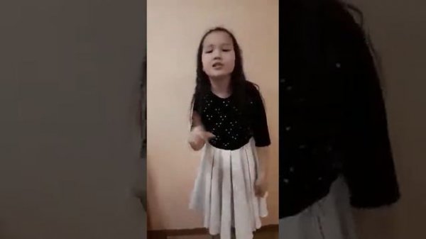 Девочка поет на 8 марта