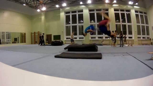 Тренирую переднее сальто в зале! | ShadowTracer vs. FrontFlip смотреть онлайн