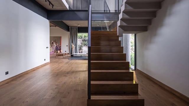 A home with beautiful views of the city and taking advantage of its landscaped surroundings смотреть онлайн