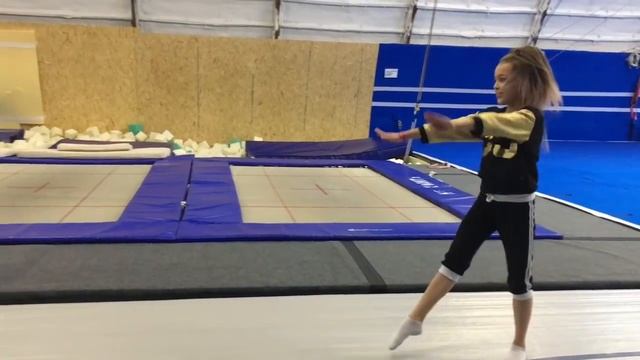 Как делать колесо без рук ??♀️ How To Do An Aerial (no hand cartwheel) смотреть онлайн
