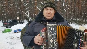 Душевное исполнение песни про маму под гармонь