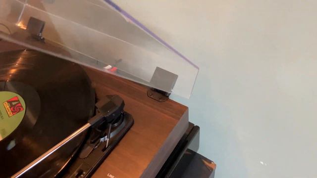 Vinyl Music On Retro Record Player смотреть онлайн