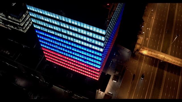 Здание Mail.ru окрасилось в цвета российского флага смотреть онлайн