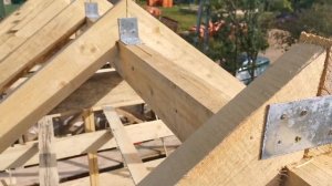 Обзор стропильной системы полувальмовой крыши