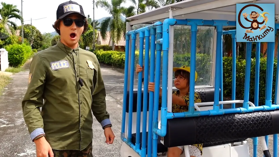 Дети и Машина - Диана и Даня, Милан и Полицейская машина. Манкиту смотреть онлайн