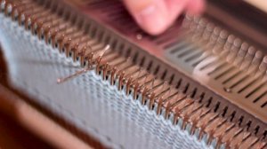 Как работает вязальная машина? | Принцип вязания крупным планом