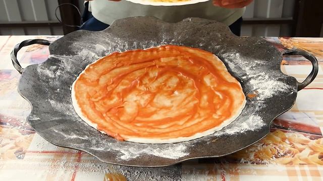 Вкуснейшая ПИЦЦА с ПОМИДОРАМИ и СЫРОМ на углях. Готовим на САДЖЕ. смотреть онлайн