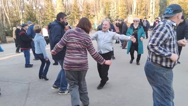 Були у коморi вишнi Танцы в парке Горького Март 2021 Харьков смотреть онлайн