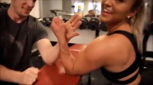 Melinda Lindmark VS man : Arm wrestling