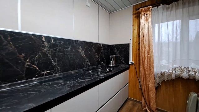 Прямая кухня на заказ в современном стиле без верхних шкафов смотреть онлайн