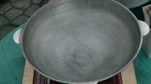 Очистка алюминиевого казана от нагоревшего масла.