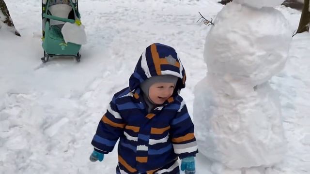 Малыш смеётся, а мы кидаем снежки) смотреть онлайн