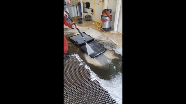 LC200 15г.в. 150000км. Моем радиаторы (Видео от клиента) смотреть онлайн