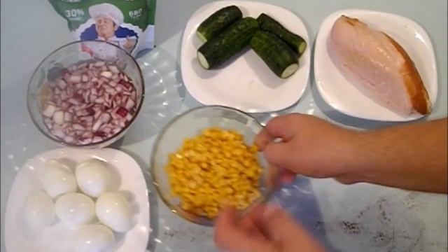 Салат с Копченной Курицей, Огурцом и Кукурузой кулинарный видео рецепт смотреть онлайн