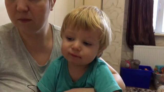 Как ребенок в 1 год пьет сок граната. As a child at 1 year old drinks pomegranate juice. смотреть онлайн