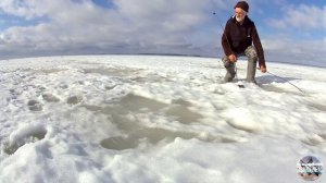 Рыбалка по последнему льду. Зимняя рыбалка. Ловлю щуку и судака в подводном лесу дедовским методом.