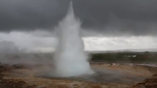 Гейзер Строккур. Strokkur. Iceland. смотреть онлайн