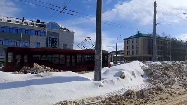 Трамвай 71-407-01 №1107 маршрут №4, проезжает по улице Халитова. Казань смотреть онлайн