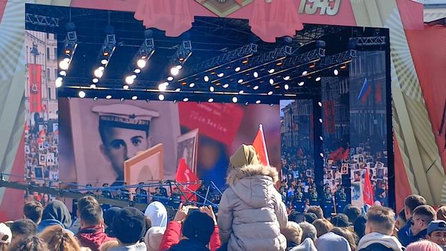 Бессмертный полк. Поёт Г. Чернецов. Санкт-Петербург. Дворцовая площадь. 9 мая 2024 года смотреть онлайн