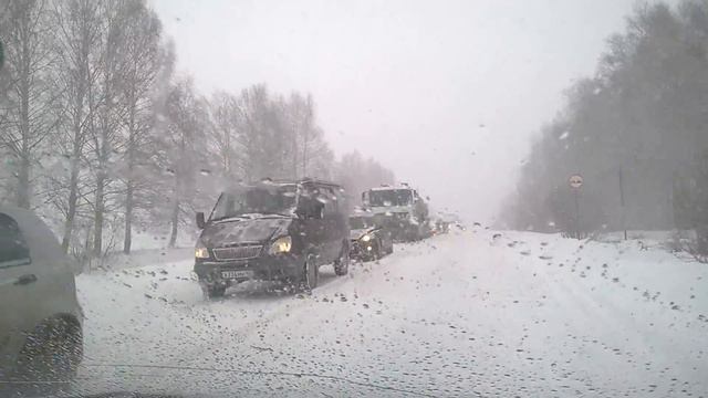 Traffic stuck on road in April 2017 blizzard in Russia смотреть онлайн