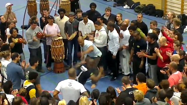 Capoeira Paris - Jeux Européens Abada Capoeira 2013 - Roda d'ouverture 10 смотреть онлайн