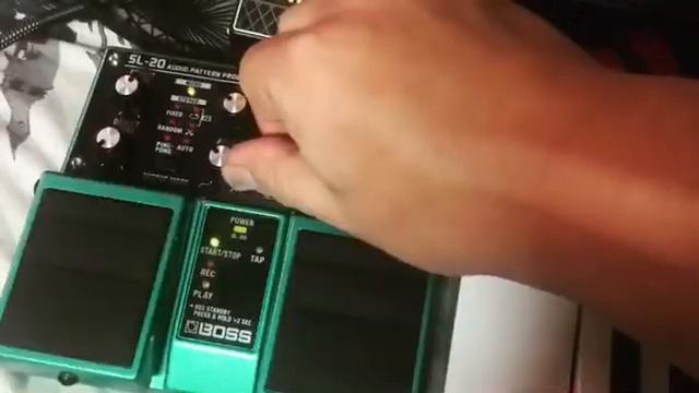 Yamaha Reface CS + Boss SL-20 Slicer Glitch смотреть онлайн