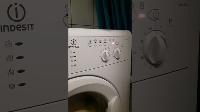 Машинка INDESIT WISL103 при включении для следующей стрики,з... смотреть онлайн