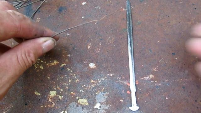 Я превращаю большой ржавый гвоздь в красивый маленький меч. Идея из детства. смотреть онлайн